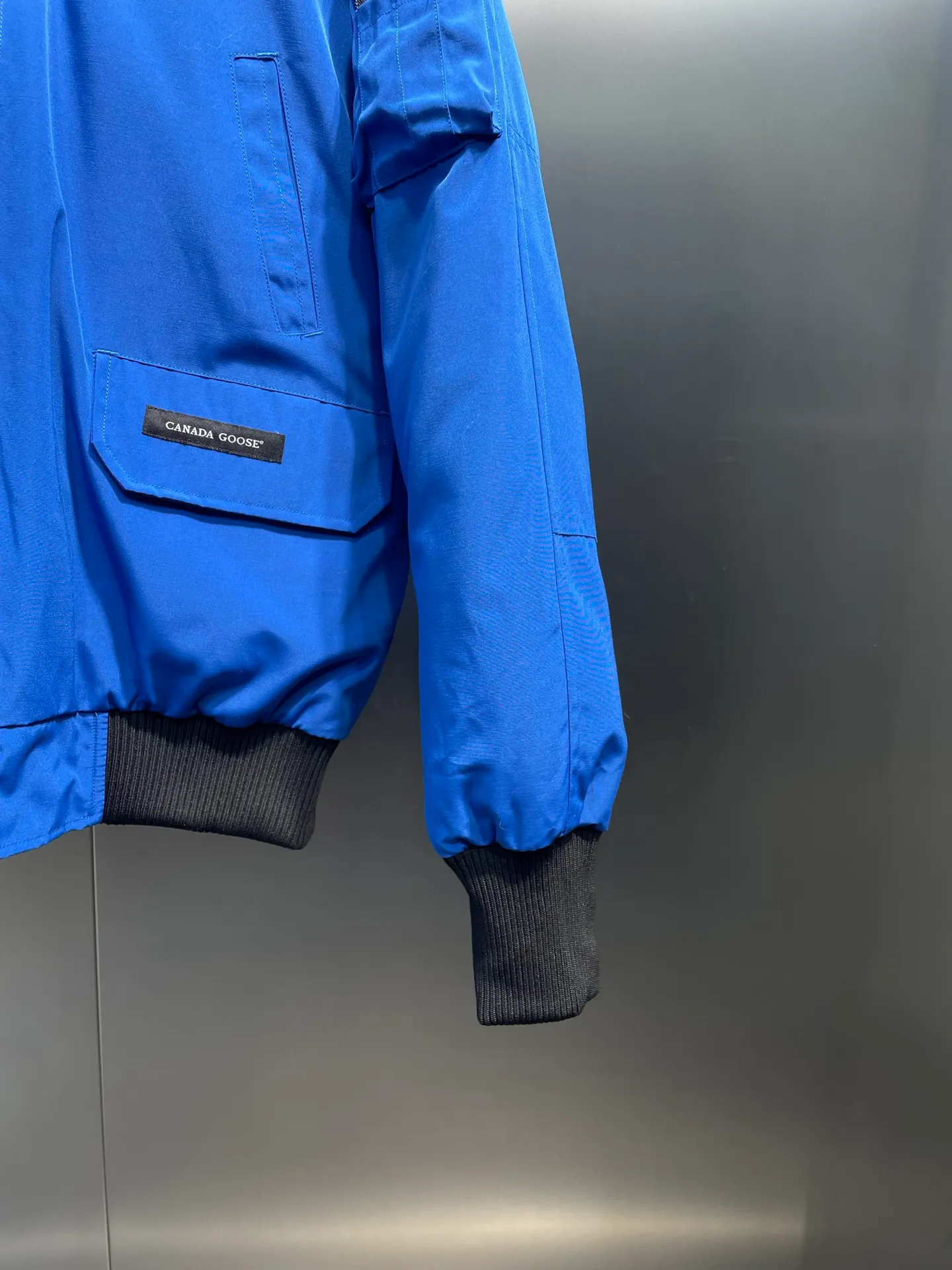 P780 high-end version Canada Goose Canada Goose #Chilliwack 7999M bomber jacket short down jacket/01 model #Men and Women Same Style# ➖ Genuine synchronous anti-counterfeiting chip sensor! ➖ Imported 21S polyester-cotton blended original fabric [last year’s 16S/18S hard fabrics have been completely eliminated, this year all use 21S genuine synchronous fabrics, the soft mid-strap feels delicate and textured], genuine synchronous Feather-Light 10D waterproof coating fabric, made of 84.5 polyester fiber and 15.5 cotton, 100% the best feel in the entire network! ➖ The genuine official website is synchronized with the national standard 80 white duck down, you can check the official website customer service, there will never be a series of misleading claims such as 90 down or goose down! ➖ Using the best nylon lining with double double-layer sealing design, velvet-proof No. 7 needle + grid-filled down ready-made garments, there is 100% no so-called velvet running! ➖ The cuffs are designed with thickened seamless threads, and the collar and pockets are lined with top-quality polar fleece to keep you warm and comfortable! ➖ Yoshida YKK provides original custom-made electroplated sliders. YKK two-way lockable zippers are tight and smooth and will not peel off paint! ➖ 3M composite guarantees that the Velcro is the same as the original, durable, and all accessories and hardware are custom-made! ➖ Imported BEHRINGER embroidery machine to customize the 10,000-needle embroidery logo, 98% of which can be reproduced to restore the original logo. You can check and compare on the official website! ➖ The fur collars are all made of large pieces of Western Canadian blue wolf hide, ensuring that each fur collar is 13-15cm wide!   Size:XS-XXL